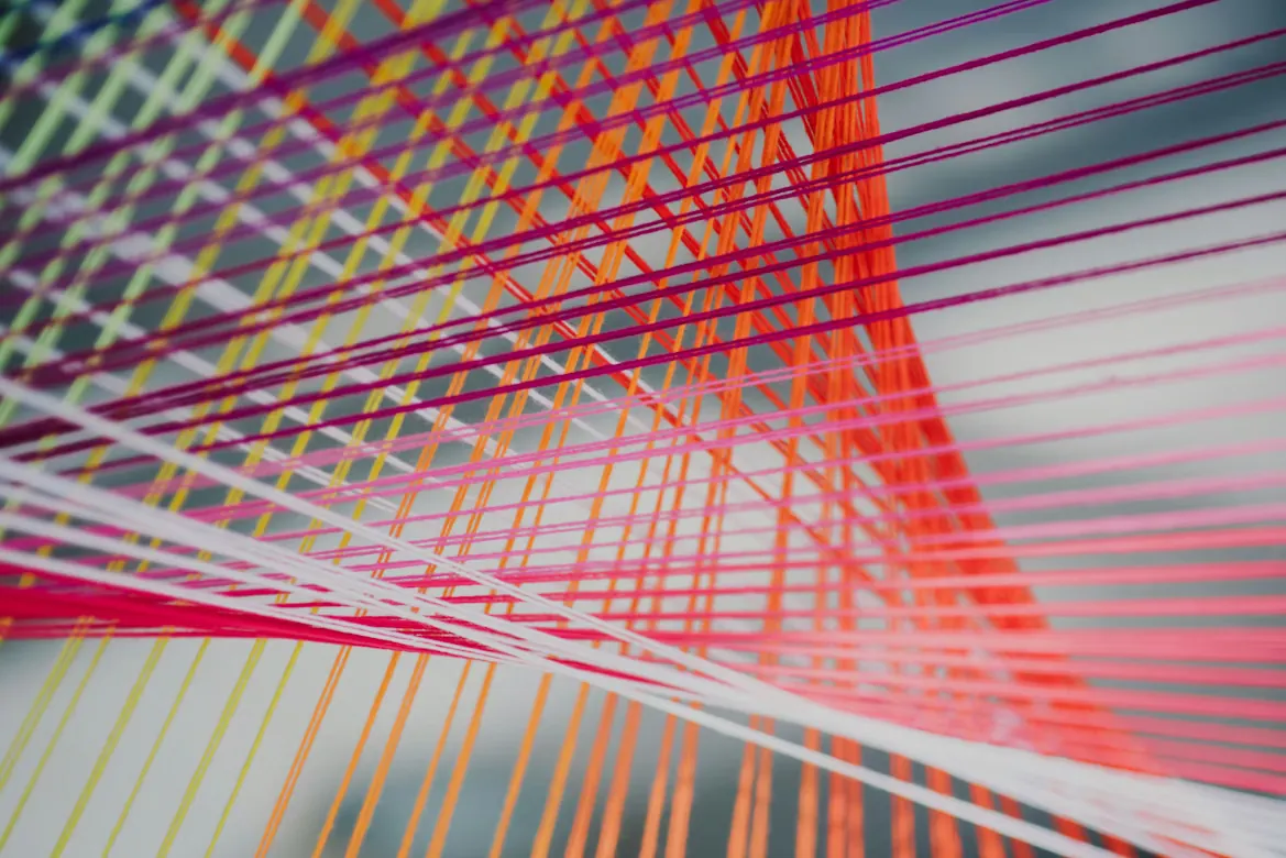 Linhas coloridas se entrelaçando — operação em fluxo
